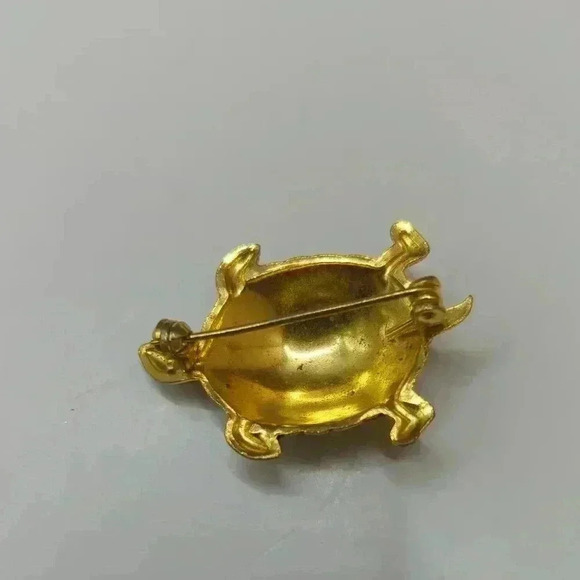 Vintage Goldtone Turtle Brooch Detailed Shell Design Classic & Whimsical Jewelry - Picture 3 of 4